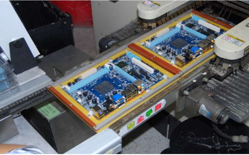 為什么SMT二次回流焊時第一面零件不會掉落？