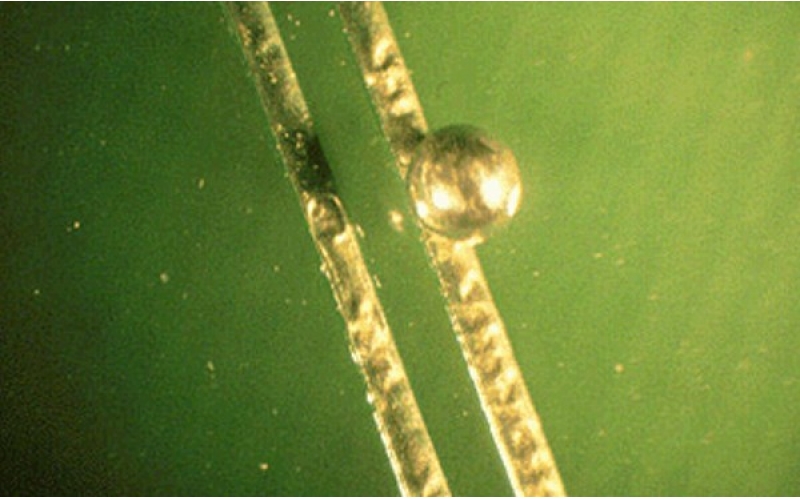 通孔回流焊接焊膏擴印字符上產生錫珠的原因和解決方法